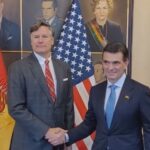 El presidente de Bolivia, Rodrigo Paz (d) y el subsecretario de Estado de los Estados Unidos, Christopher Landau. Foto: Captura de video
