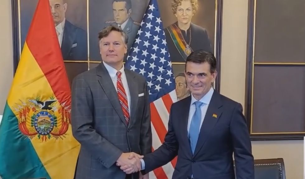Delegación Presidencial de Estados Unidos a la Toma de Posesión del Presidente Rodrigo Paz El presidente de Bolivia, Rodrigo Paz (d) y el subsecretario de Estado de los Estados Unidos, Christopher Landau. Foto: Captura de video