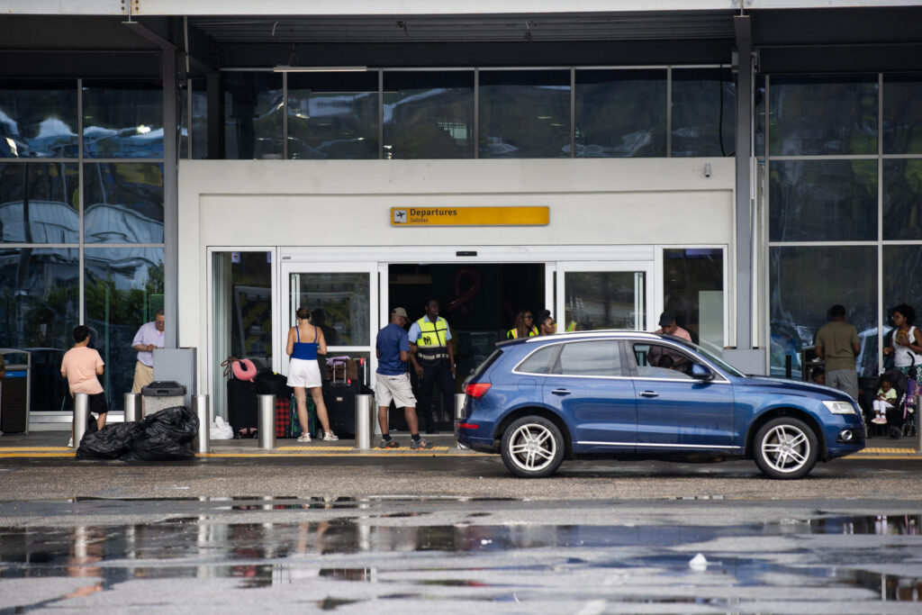 Los turistas abandonan Jamaica tras días con miedo atrapados por el huracán Melissa