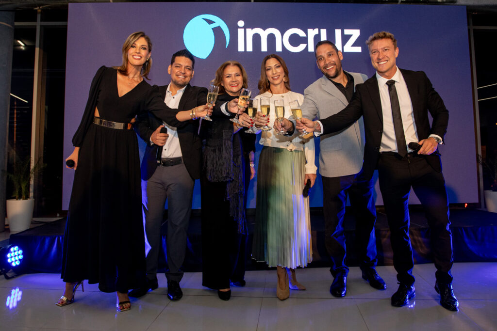 Imcruz – Inchcape Bolivia presenta su nueva identidad Retail en La Paz Maywa Jauregui, Diego Aponte, María Inés Carrasco, Michelle Noriega, Diego Paredes y Sebastián Putz