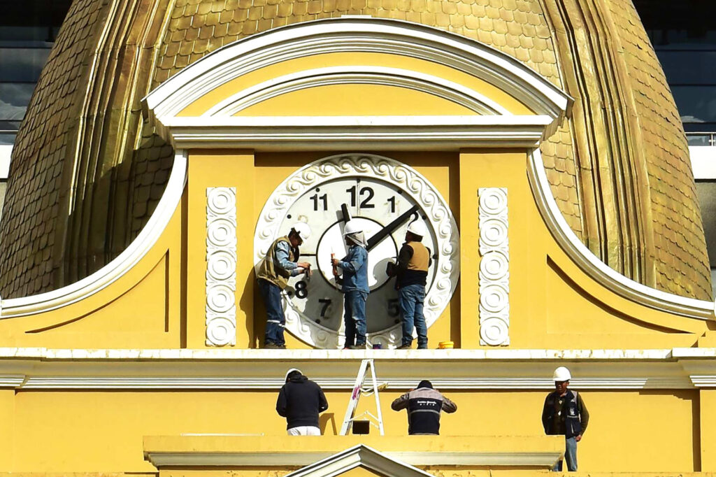 Reloj del Legislativo de Bolivia deja de marcar al revés y vuelve al sentido convencional