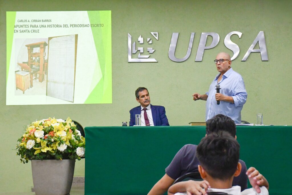 La UPSA conmemoró los 200 años de prensa en Bolivia con un conversatorio sobre la evolución del periodismo nacional