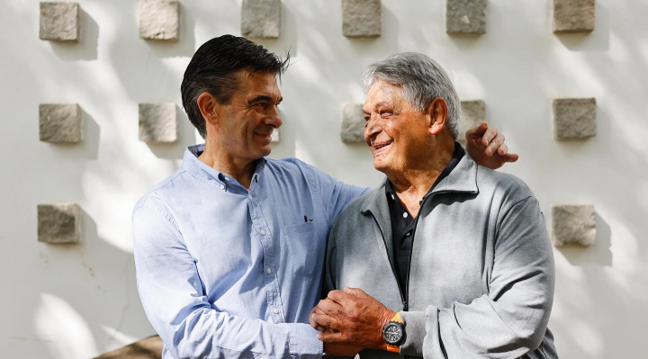 El crucifijo entregado a George Bush en 1990 regresa a la familia Paz tras cumplirse una promesa presidencial