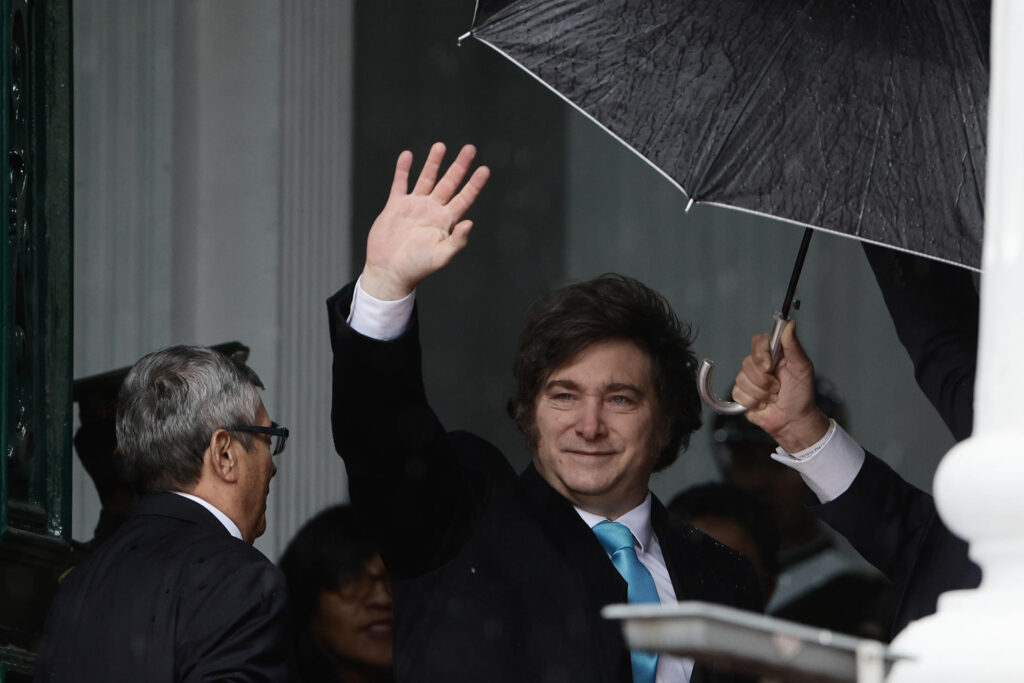 Milei cumple dos años de gobierno validado en las urnas tras superar fuertes turbulencias