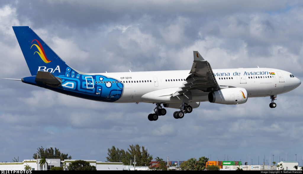 Fotos tomadas en vuelos y aterrizajes de este Airbus A330‑200 de BoA, matrícula CP‑3214 en diferentes aeropuertos alrededor del mundo.