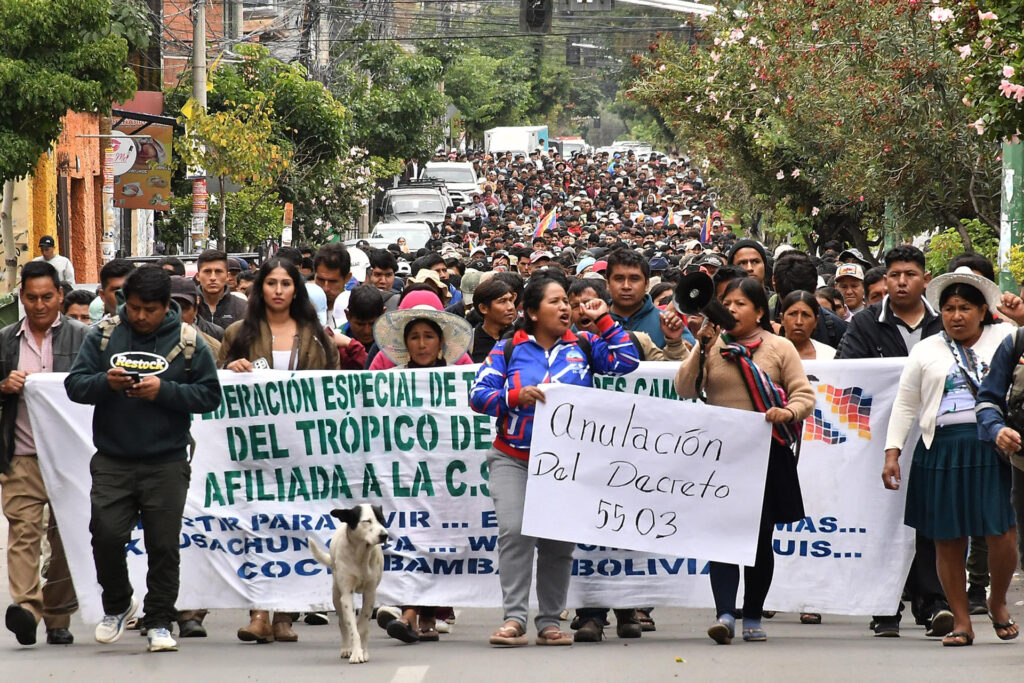 Sectores sociales marchan contra el retiro de la subvención a los combustibles en Bolivia