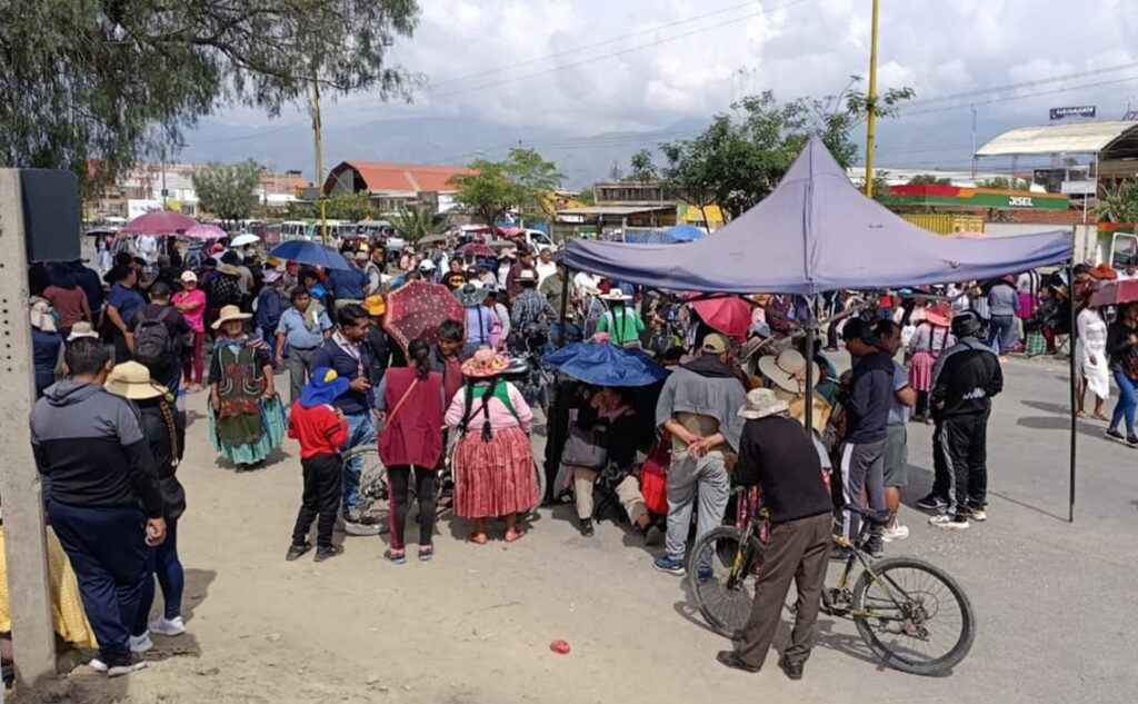 Vecinos de Quillacollo bloquean vías tras muertes en Cotapachi