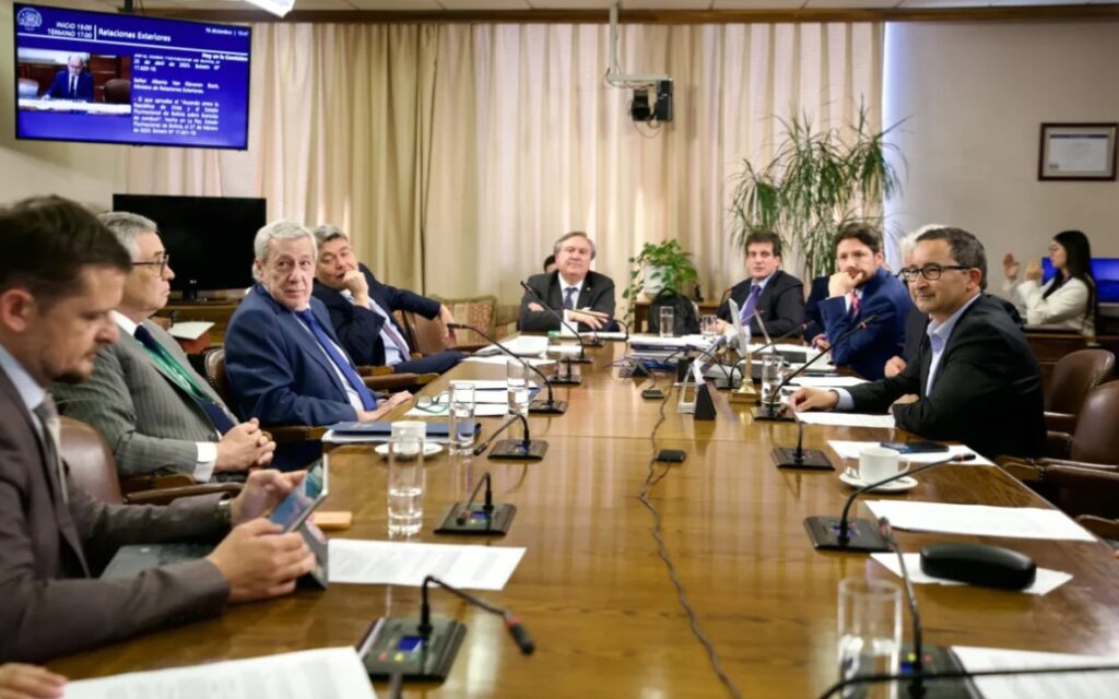 Chile y Bolivia acuerdan exención de visa diplomática y homologación de licencias