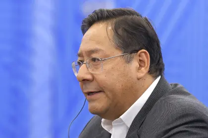 Arce aprehendido por el caso de corrupción del Fondo Indígena; periodista reporta tensión en la FELCC