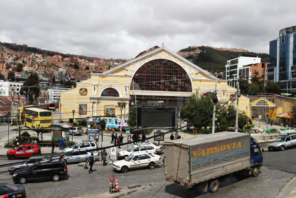 Bloqueos de carreteras bajan en Bolivia tras acuerdo entre sindicalistas y Gobierno de Paz