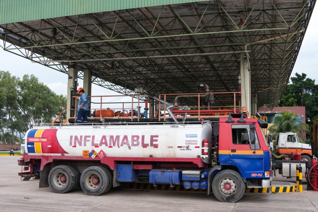 YPFB refuerza despachos y asegura abastecimiento de gasolina en Santa Cruz