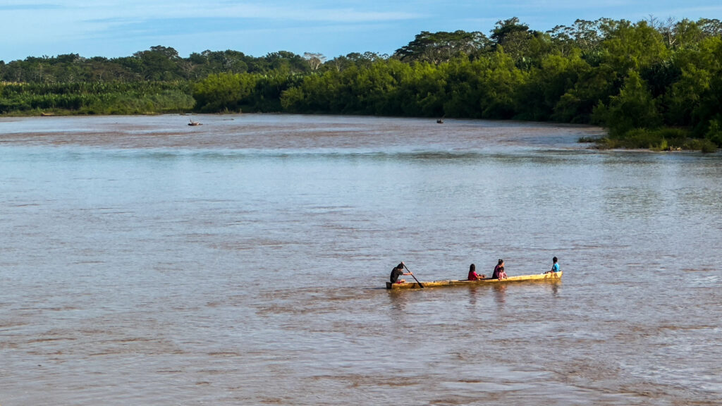 La última fracción del pueblo ese ejja que tomó contacto con el mundo globalizado vive hacinada a orillas del río Beni, en San Buenaventura | Foto: Miguel Roca