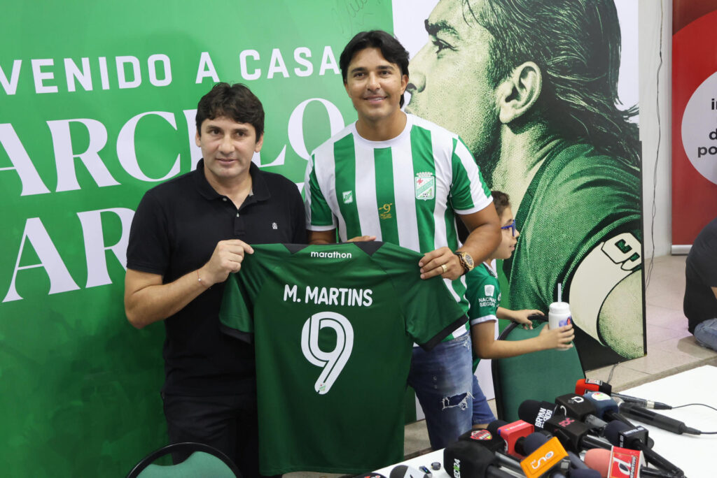 Marcelo Martins se pone la camiseta del Oriente Petrolero con la vista en la de Bolivia