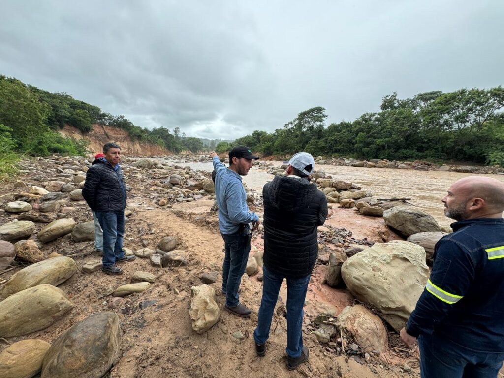 Trabajos de emergencia en el río Piraí protegen a una escuela en la zona de La Angostura