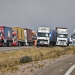 Fila de camiones en Colchane baja de casi 400 a menos de 100, según el Gobierno