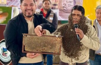 Lucio Eusebio Pinto en la Feria Nacional de la Apicultura 2026 realizada en Monteagudo, Chuquisaca | Foto: Cortesía